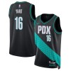 Män Portland Trail Blazers Tröja Yang Hansen Nike 2025-26 City Edition Svart Swingman Män Portland Trail Blazers Tröja Yang Hansen Nike 2025-26 City Edition Svart Swingman